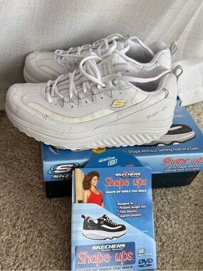 NEW Skechers Women's 11800 Shape-ups Metabolize Walking Toning Shoe SZ 8.5 White